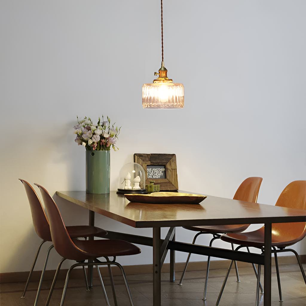 Pendellampe i ribbet glas – Vintage messinglampe