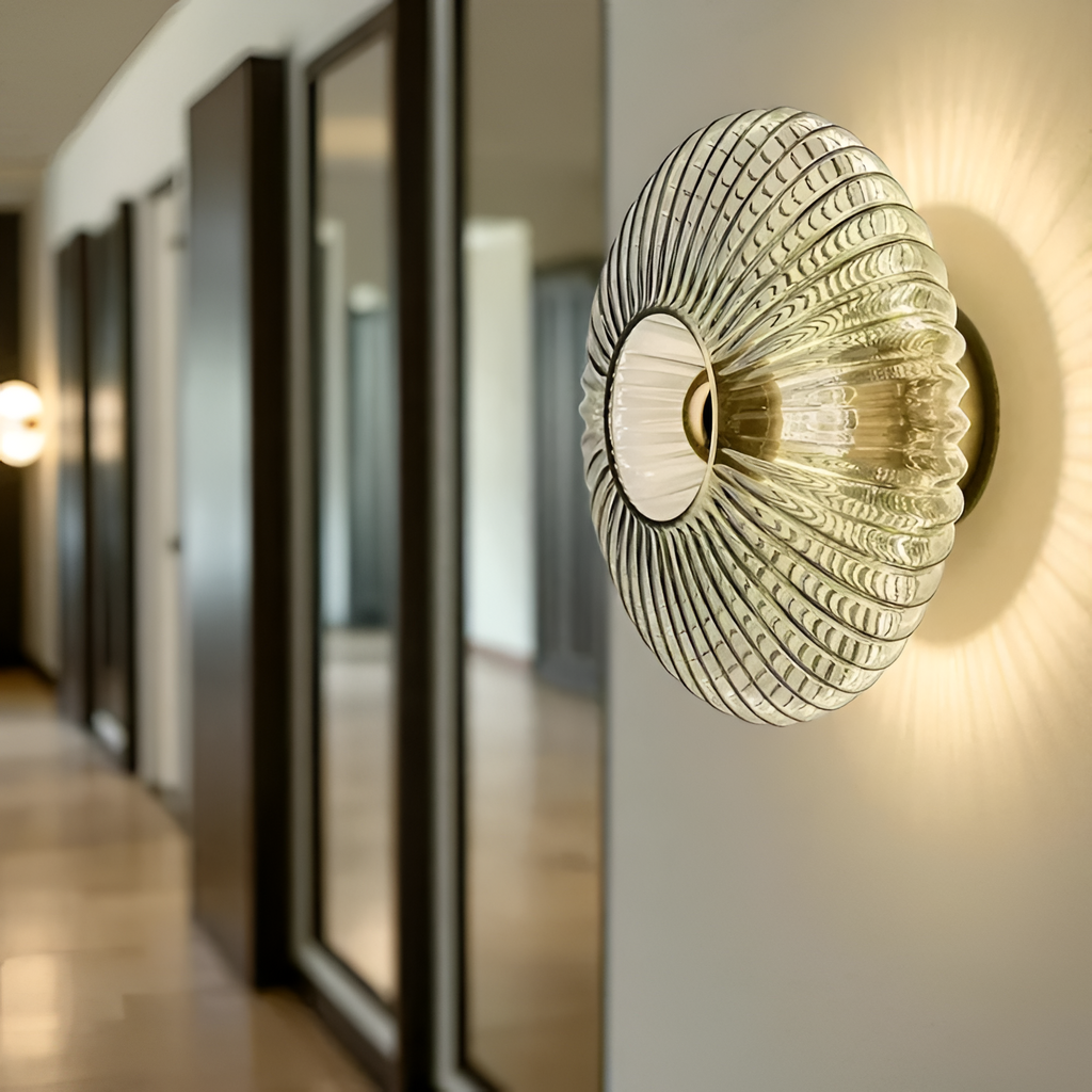 Retro-lampe i ribbet glas med bølgemønster – lysdæmpbar