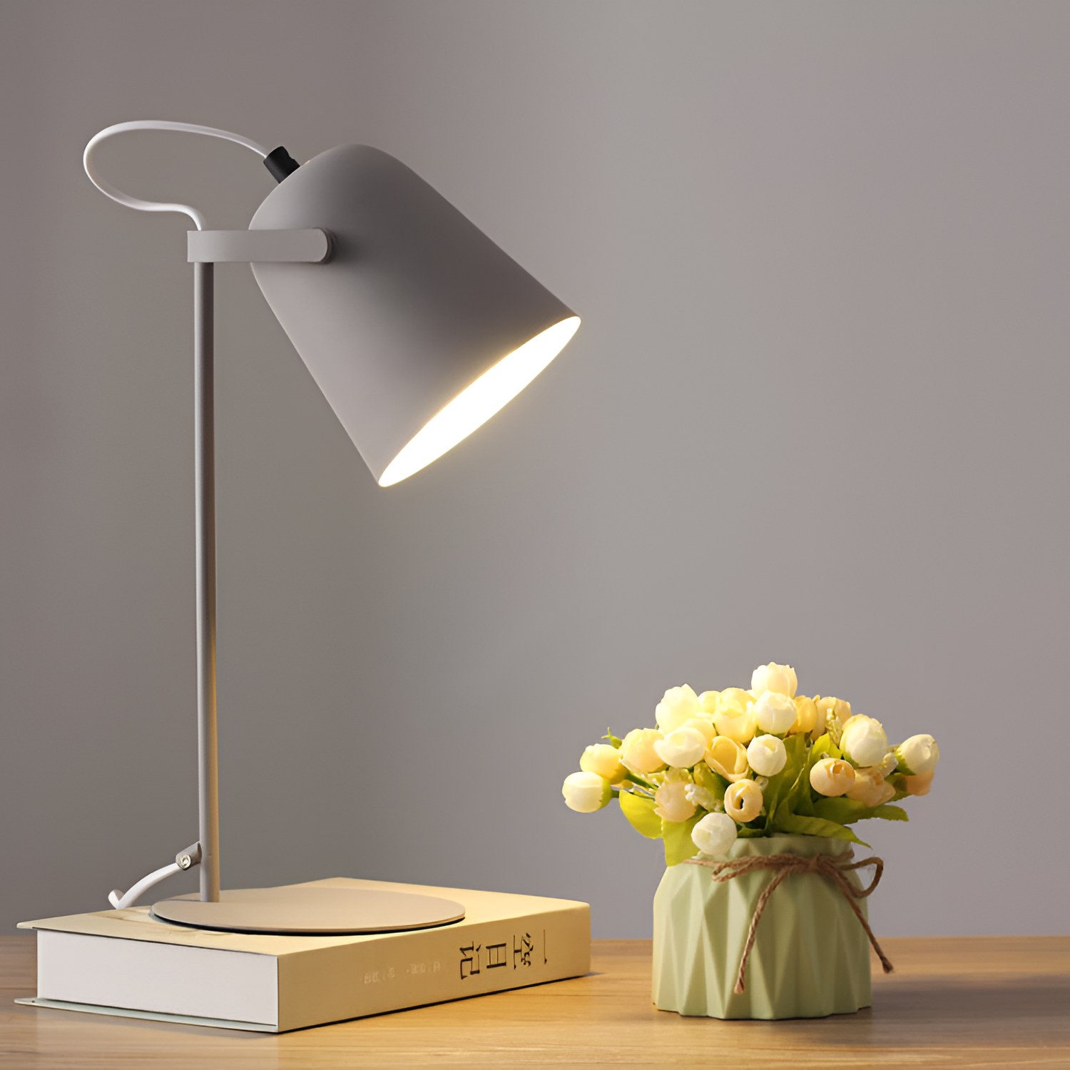 Kreativ bordlampe i form af en spand med makroner – nordisk stil