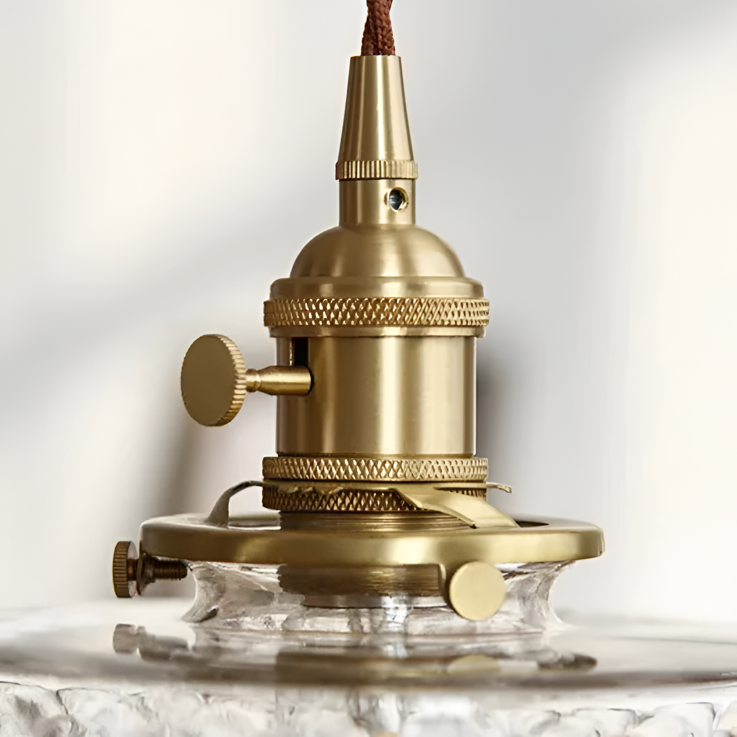 Pendellampe i ribbet glas – Vintage messinglampe