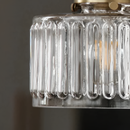Pendellampe i ribbet glas – Vintage messinglampe