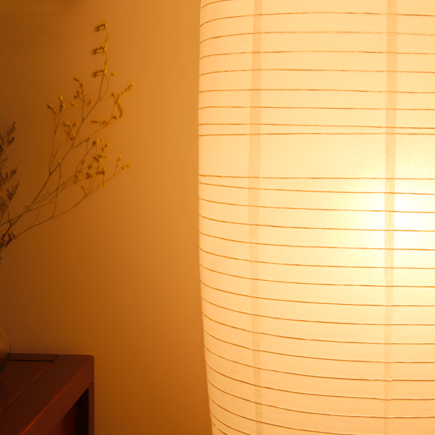 Rillet Høj Papirlampe - Minimalistisk