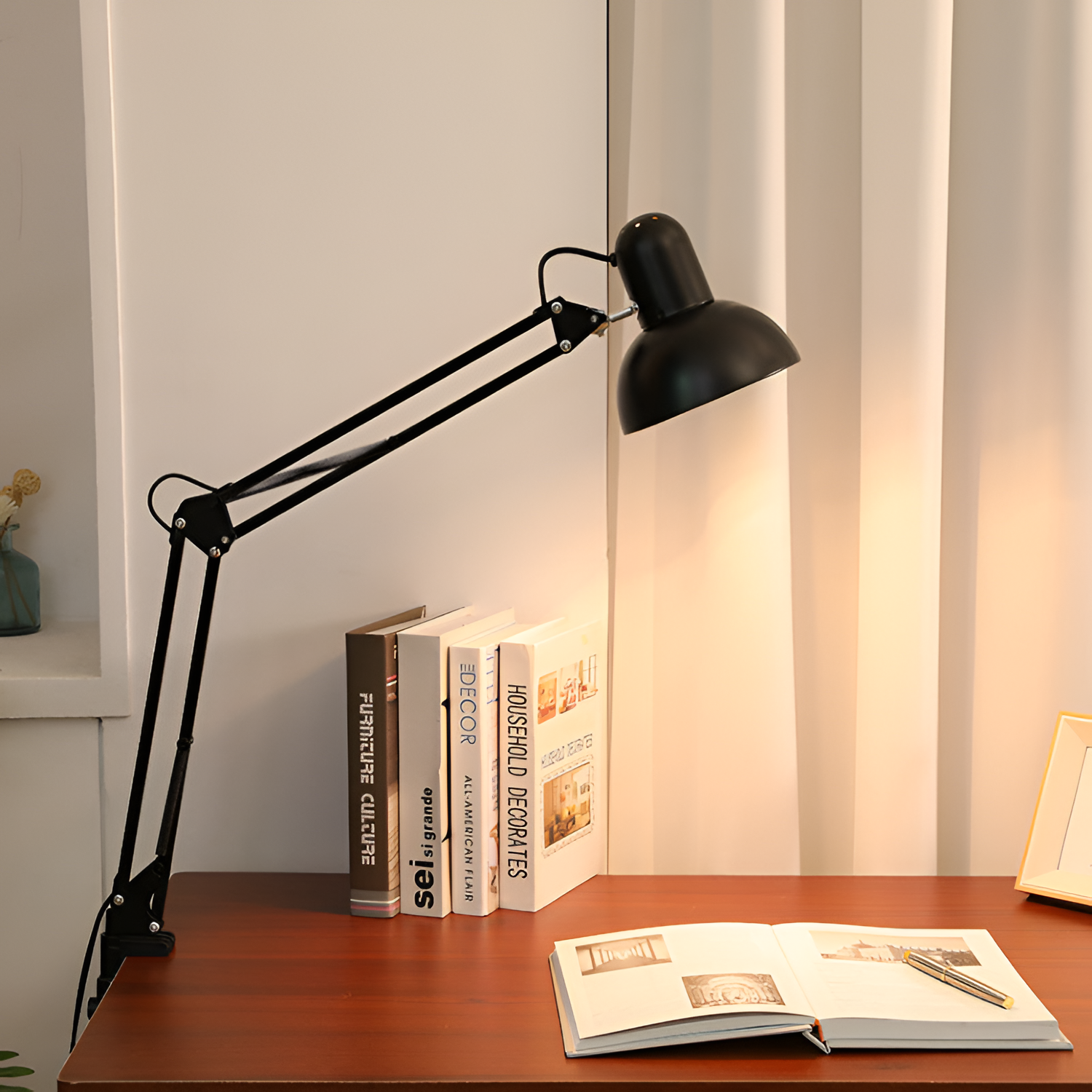 Bordlampe med udtrækkelig lang arm og klemme – minimalistisk