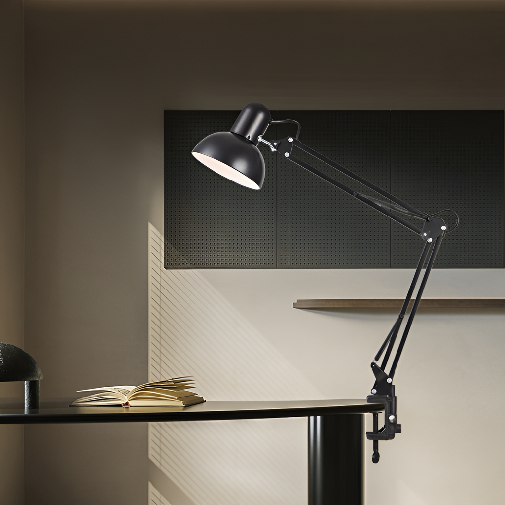 Bordlampe med udtrækkelig lang arm og klemme – minimalistisk