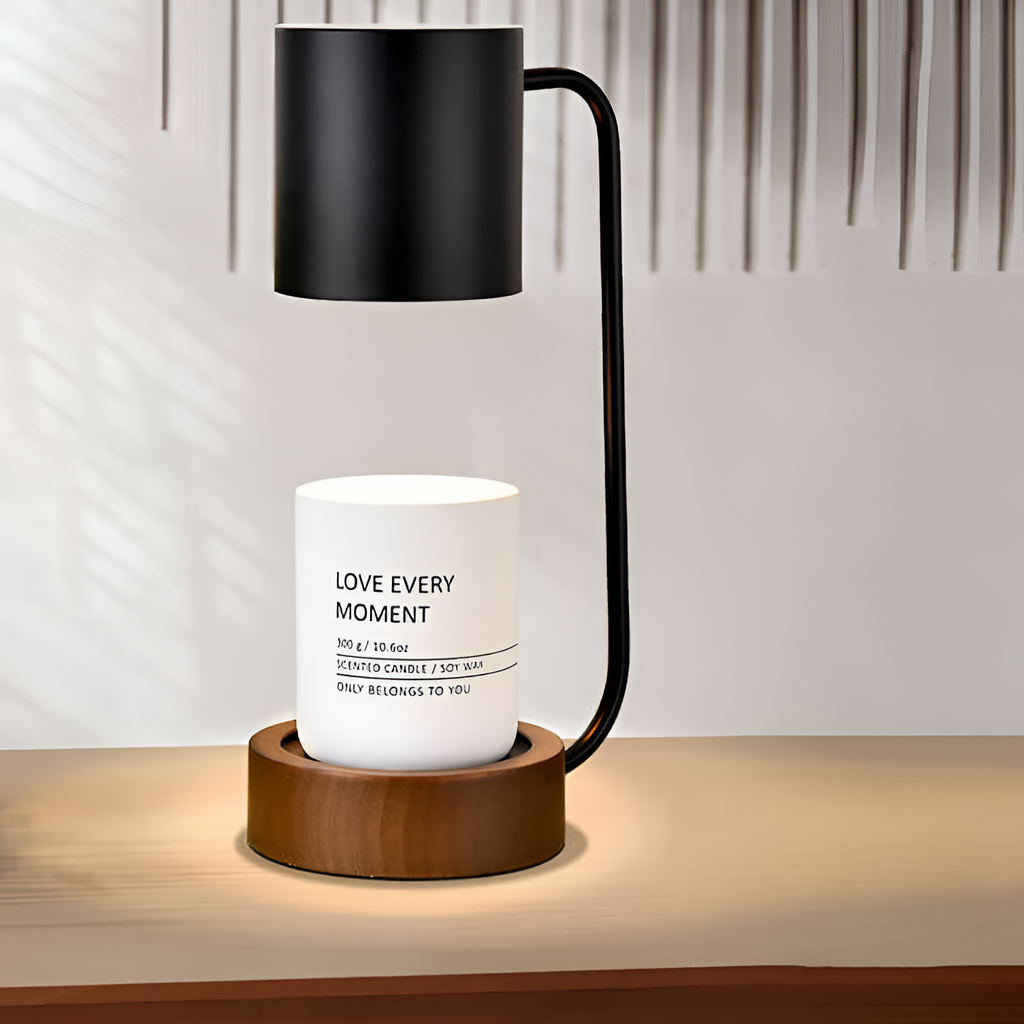 Minimalistisk bordlampe i træ med smeltevoks – lysdæmpbar