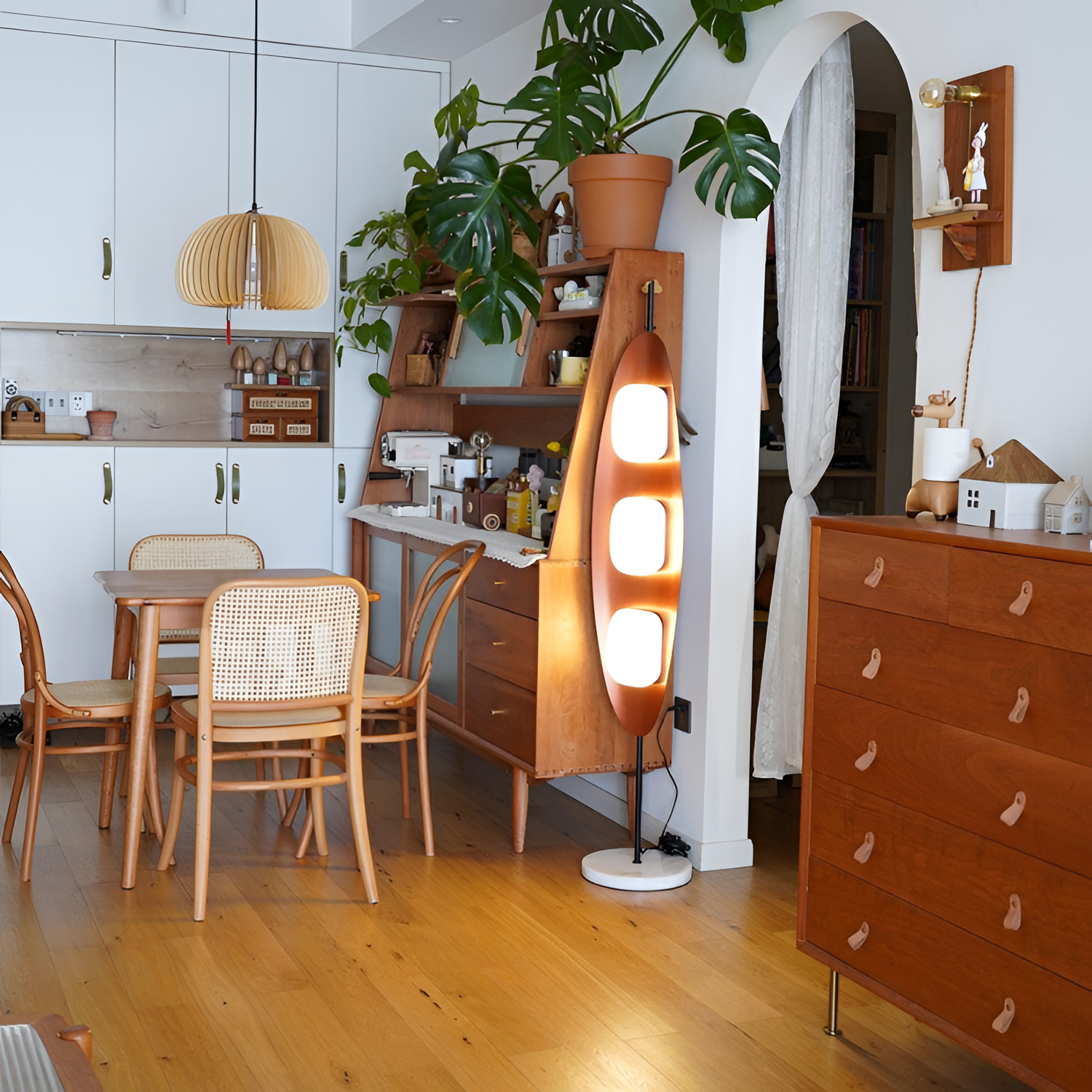 Minimalistisk Gulvlampe I Midt-århundrede-stil – Lodret