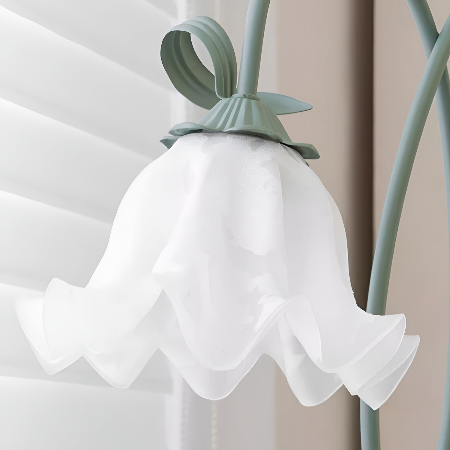 Blomstret buet gulvlampe - justerbar
