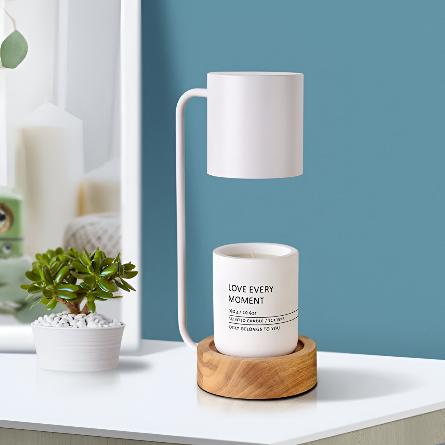Minimalistisk bordlampe i træ med smeltevoks – lysdæmpbar