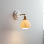 Vintage rund keramisk væglampe i messing – traditionel