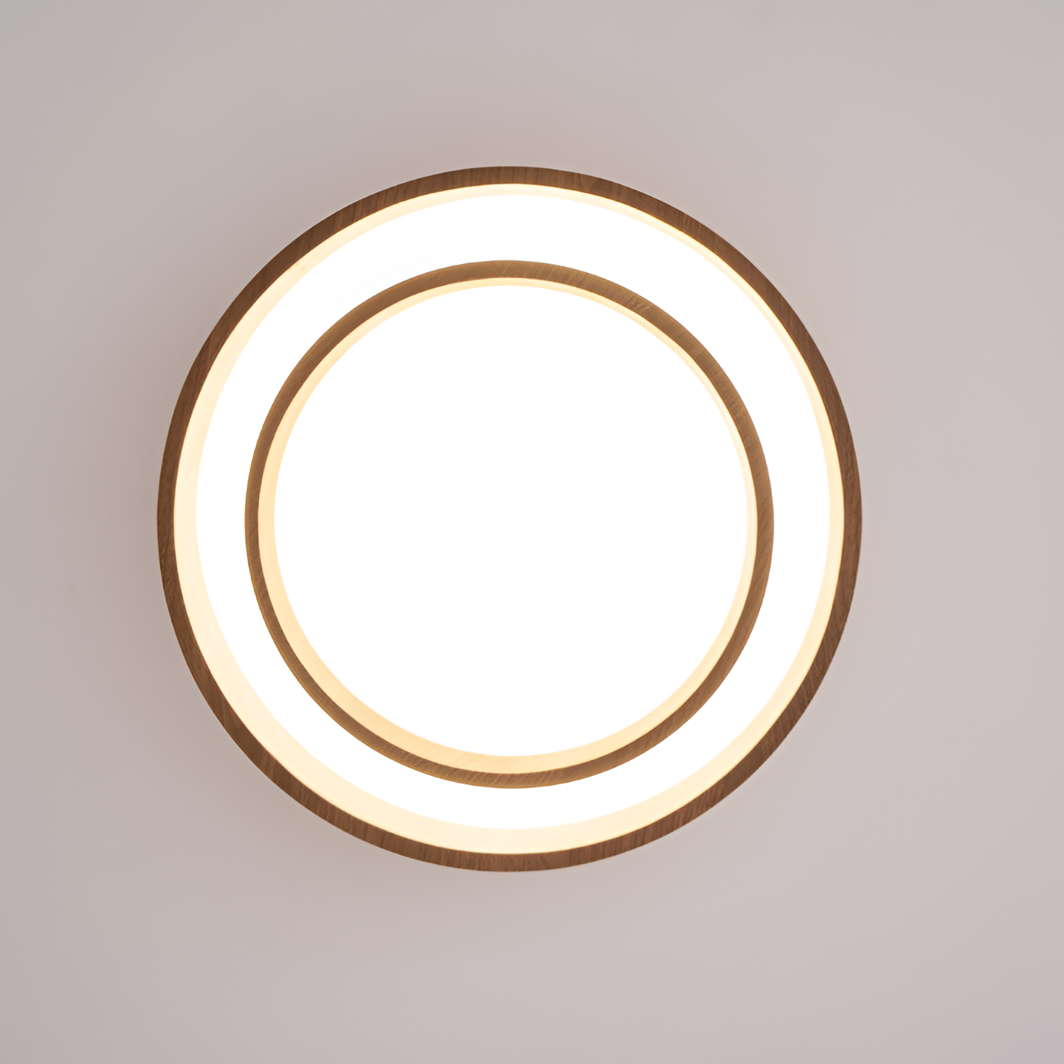 Lagdelt Træ-Effekt Loftslampe - Minimalistisk