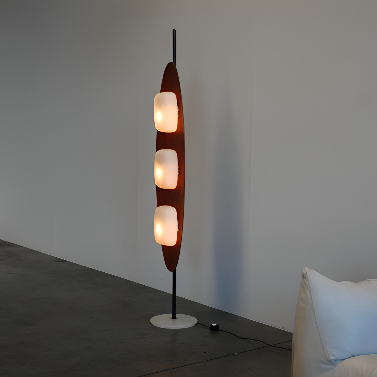Minimalistisk Gulvlampe I Midt-århundrede-stil – Lodret