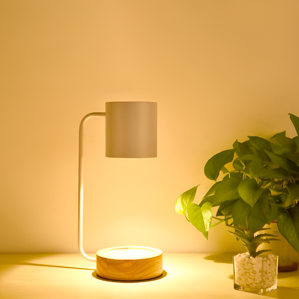 Minimalistisk bordlampe i træ med smeltevoks – lysdæmpbar