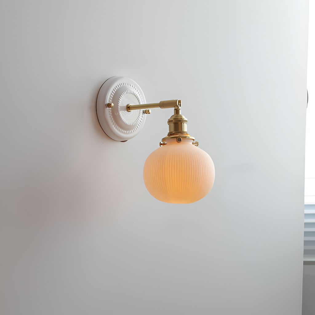 Vintage rund keramisk væglampe i messing – traditionel