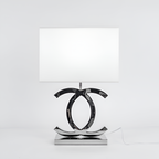 Poleret reflekterende bordlampe – skulpturel