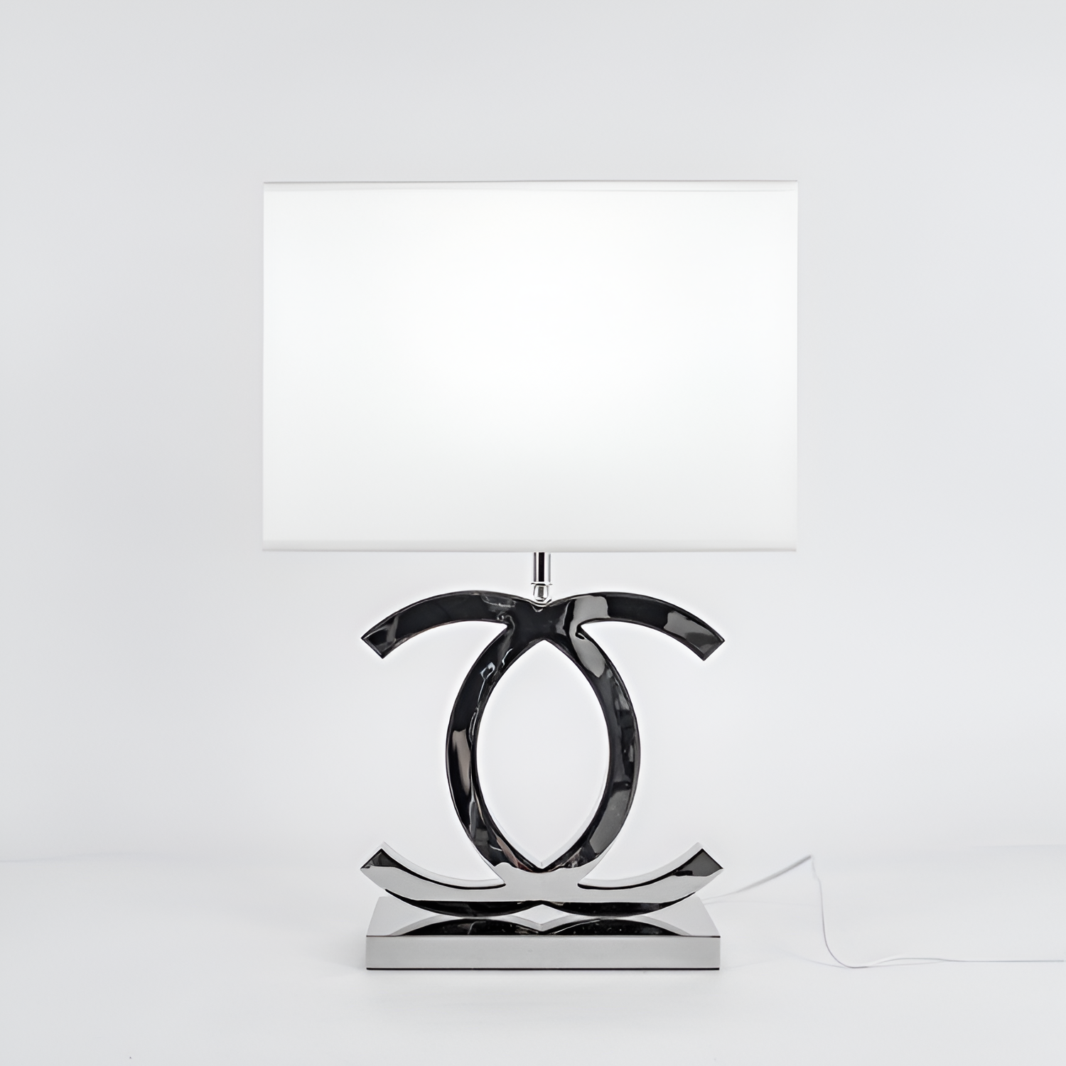 Poleret reflekterende bordlampe – skulpturel