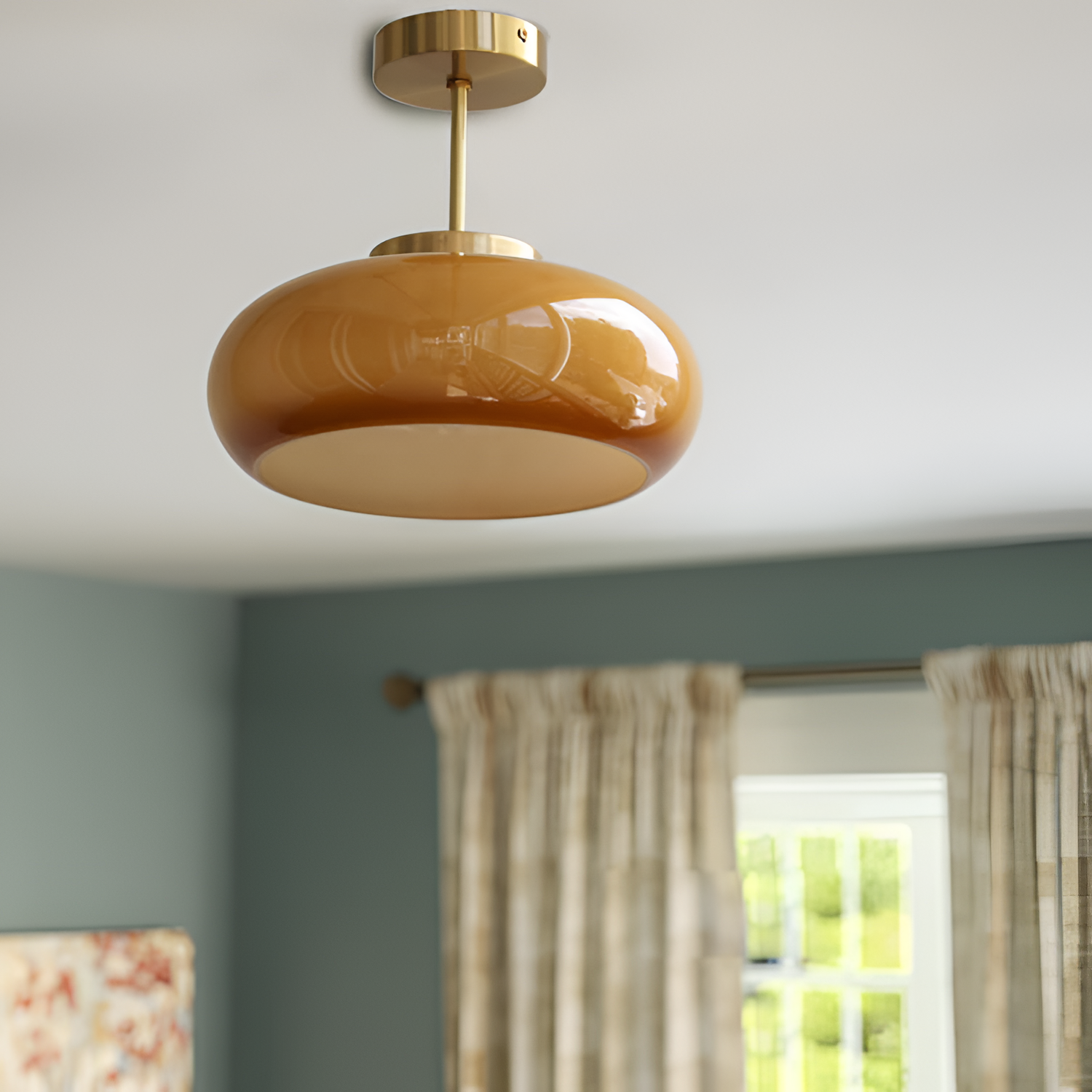 Loftlampe i gul messing med blank overflade – delvist indbygget
