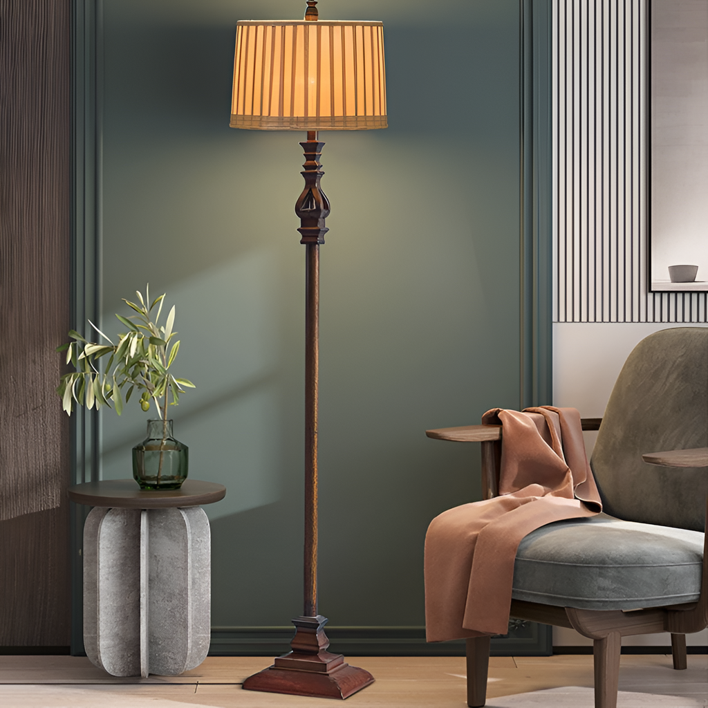 Traditionel Udsmykket Gulvlampe - Udskåret Detalje