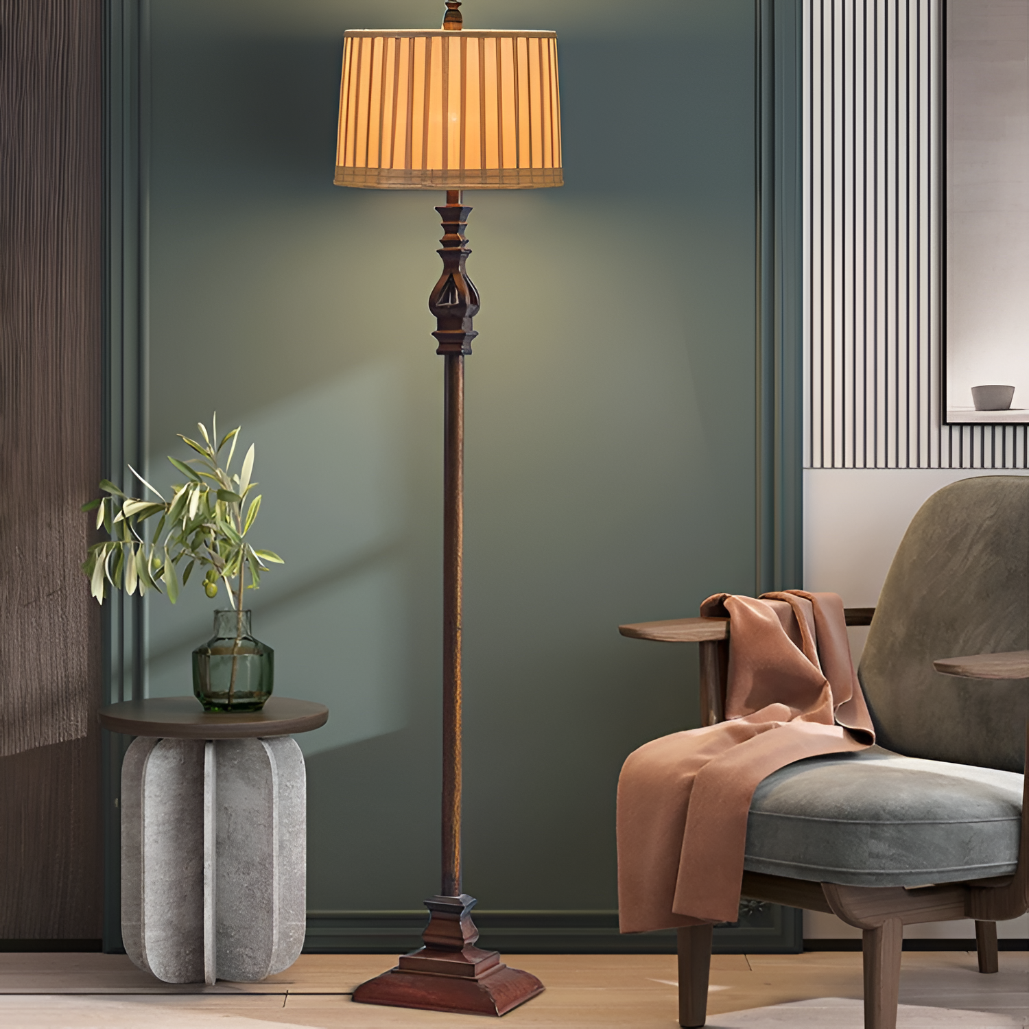 Traditionel Udsmykket Gulvlampe - Udskåret Detalje