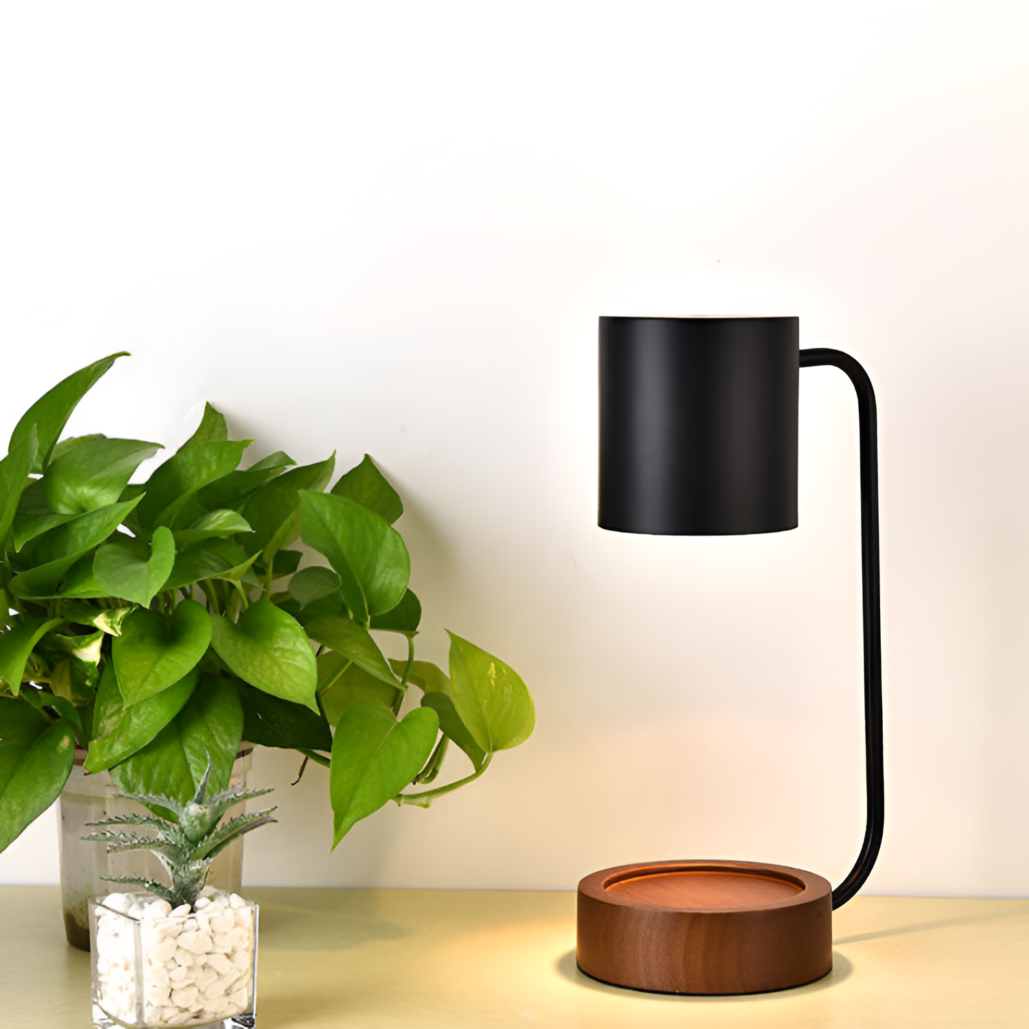 Minimalistisk bordlampe i træ med smeltevoks – lysdæmpbar