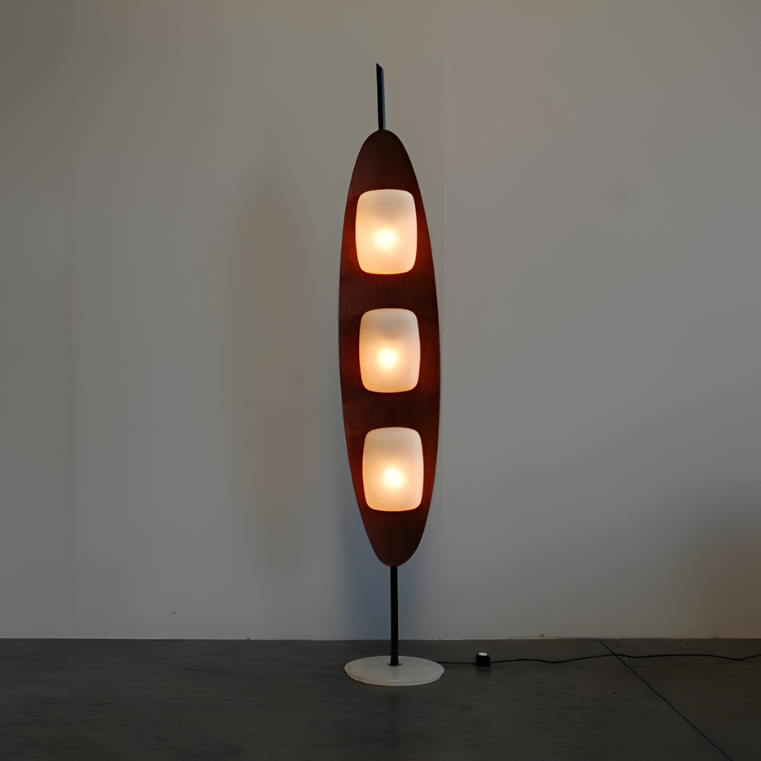 Minimalistisk Gulvlampe I Midt-århundrede-stil – Lodret