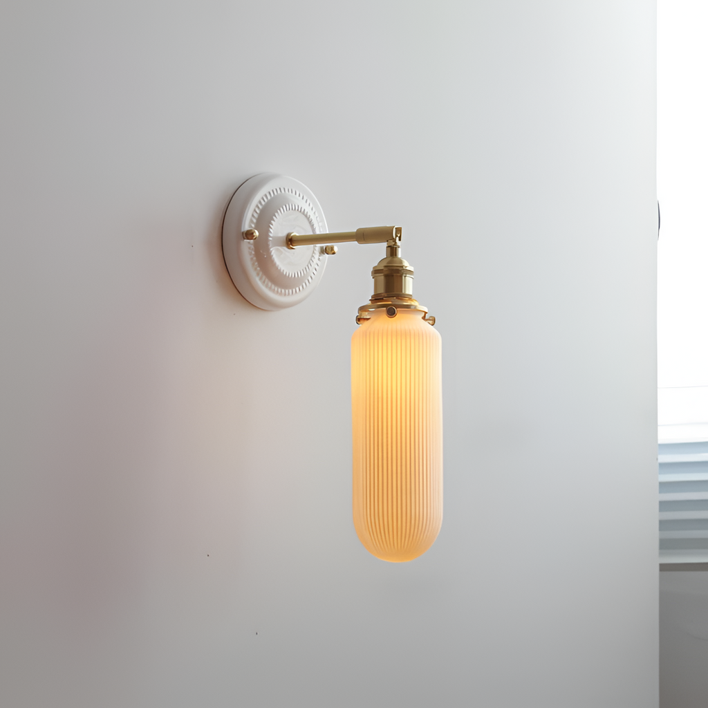 Vintage rund keramisk væglampe i messing – traditionel