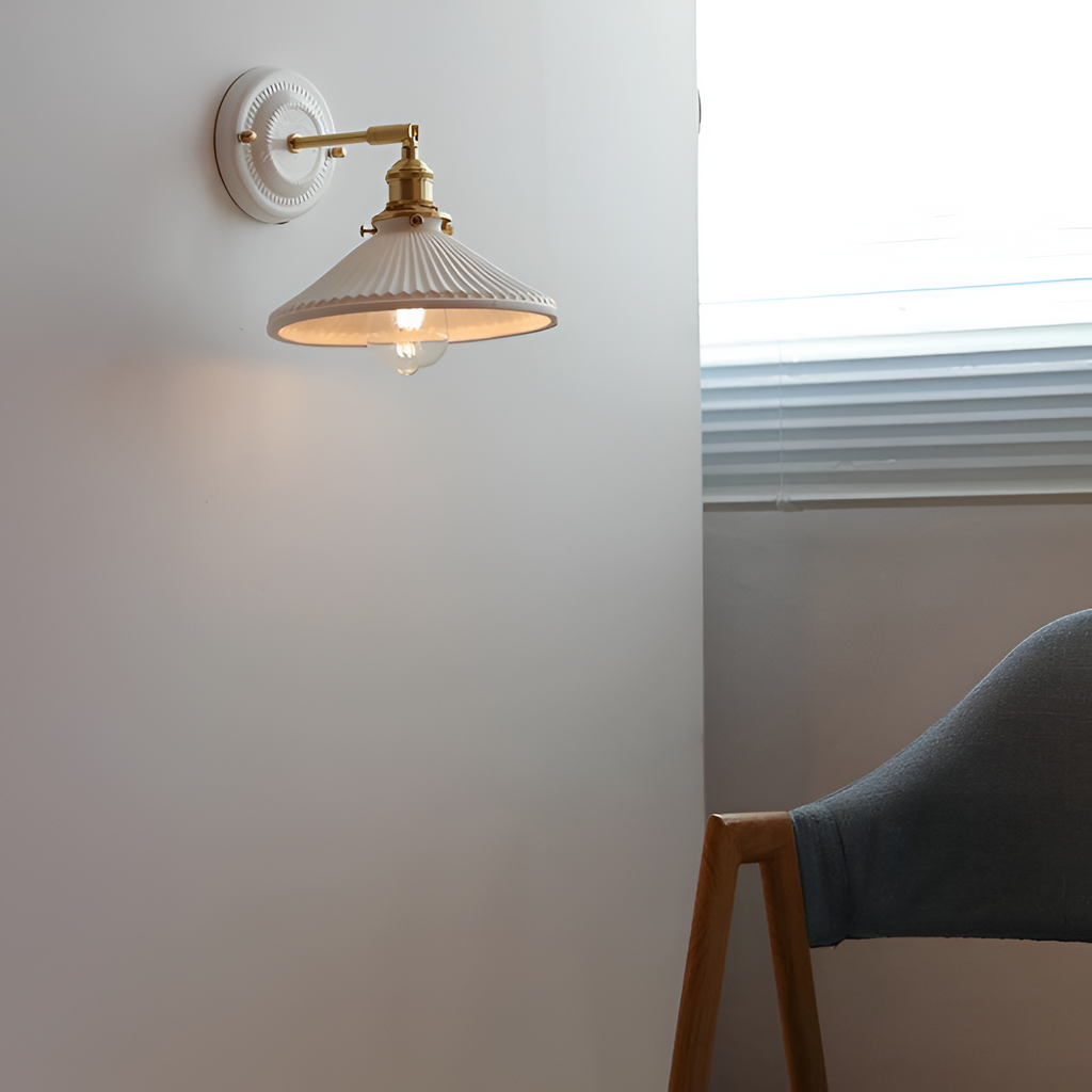 Vintage rund keramisk væglampe i messing – traditionel