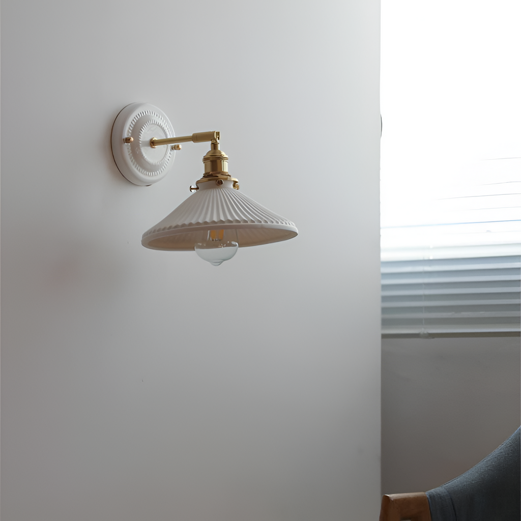 Vintage rund keramisk væglampe i messing – traditionel