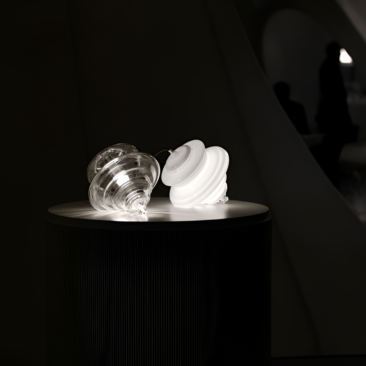 Skulpturel Rillet Glaspendel - Minimalistisk