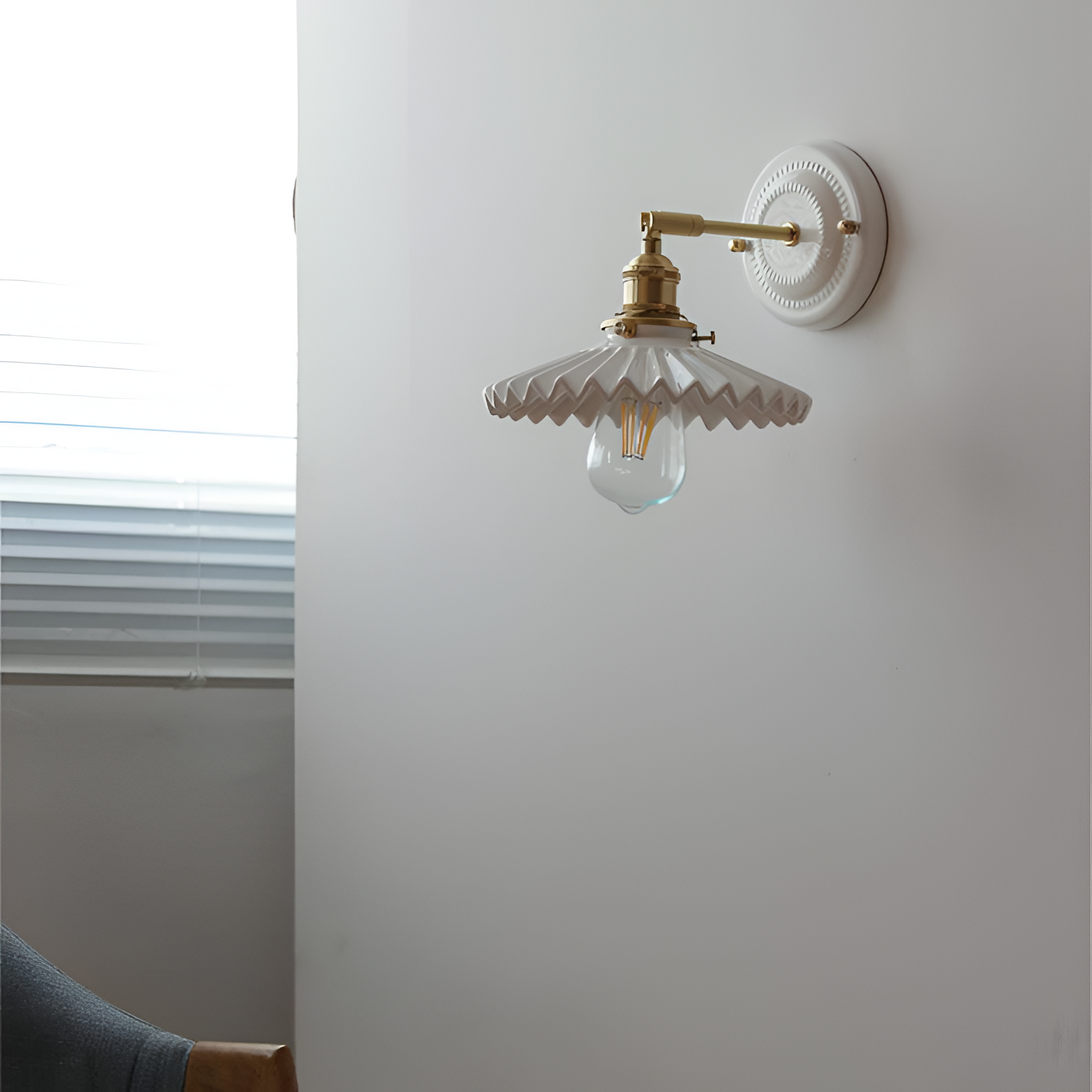 Vintage rund keramisk væglampe i messing – traditionel