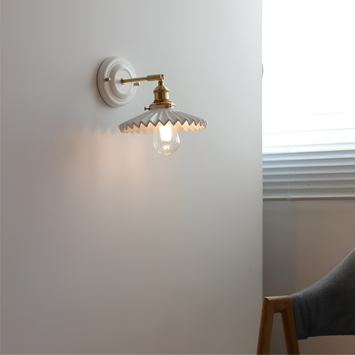 Vintage rund keramisk væglampe i messing – traditionel