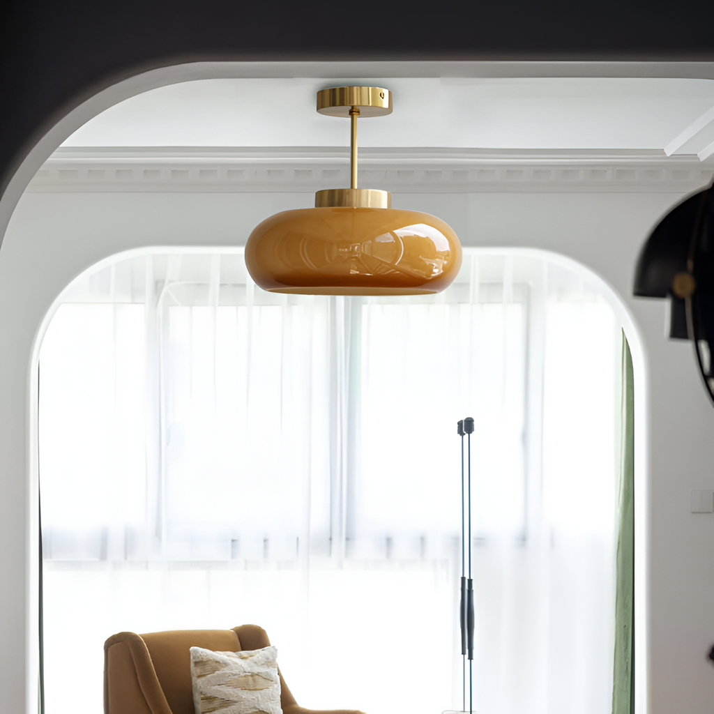 Loftlampe i gul messing med blank overflade – delvist indbygget