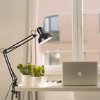 Bordlampe med udtrækkelig lang arm og klemme – minimalistisk
