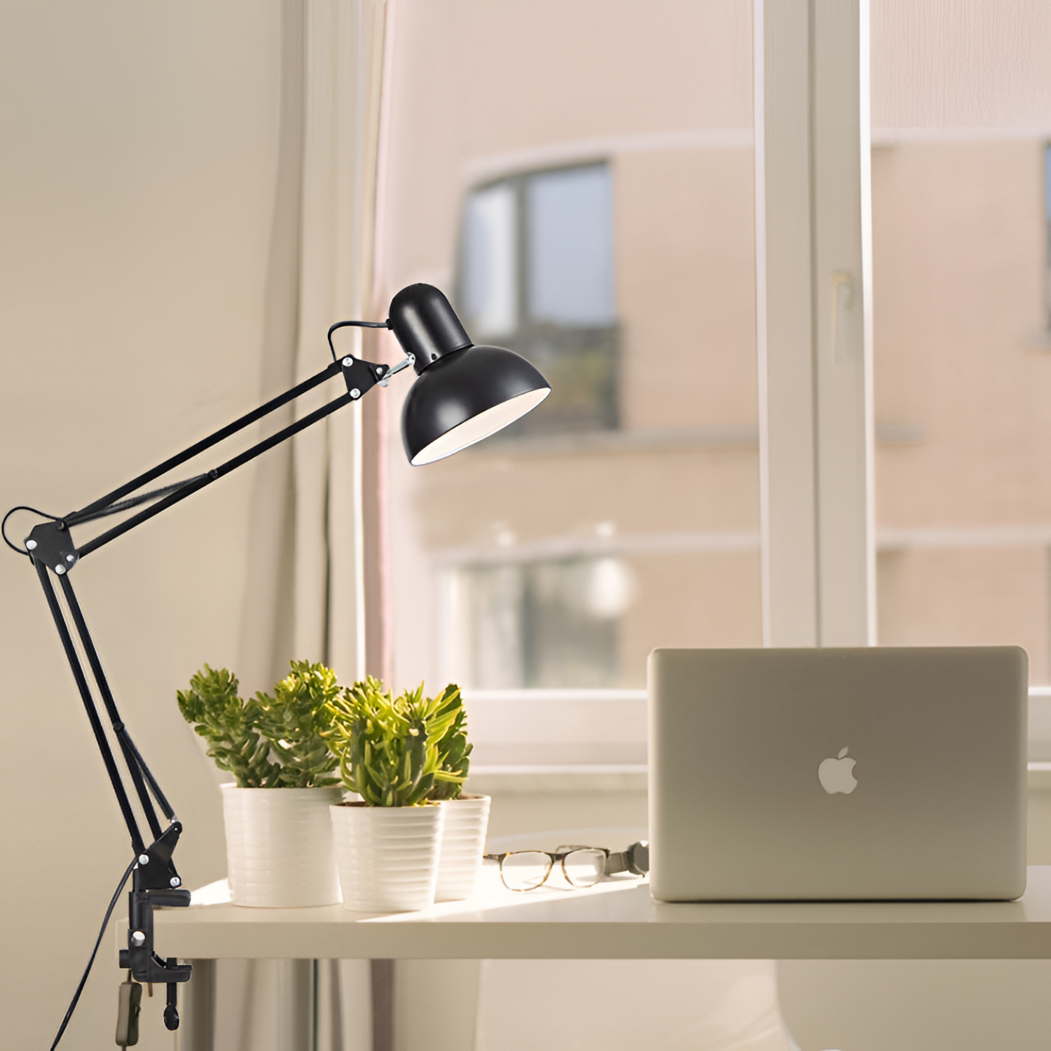 Bordlampe med udtrækkelig lang arm og klemme – minimalistisk