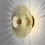 Retro-lampe i ribbet glas med bølgemønster – lysdæmpbar