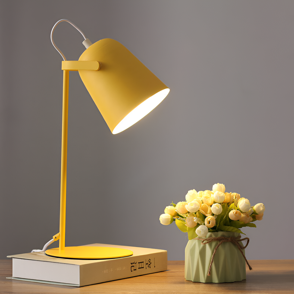 Kreativ bordlampe i form af en spand med makroner – nordisk stil