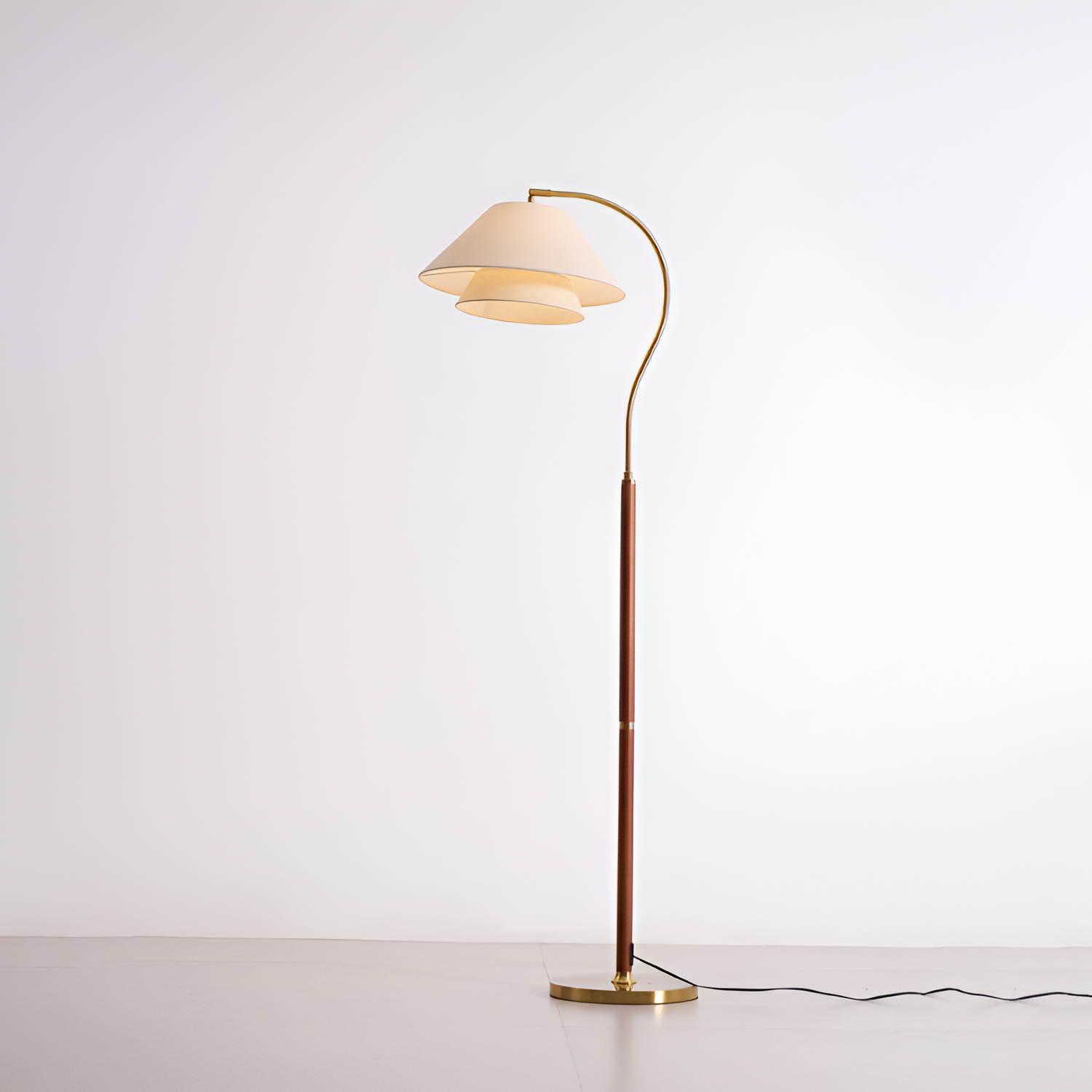 Buet Gulvlampe - Minimalistisk
