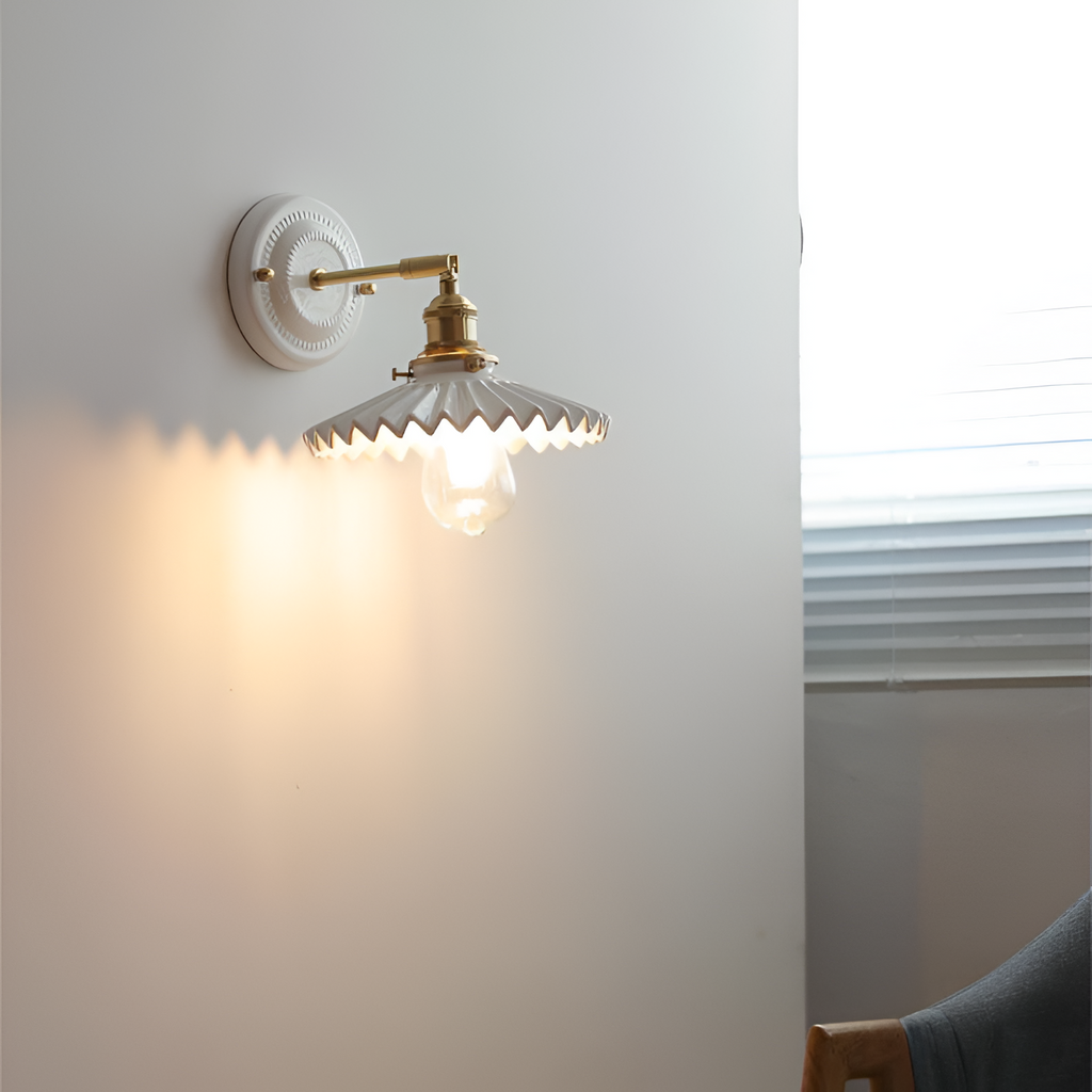Vintage rund keramisk væglampe i messing – traditionel