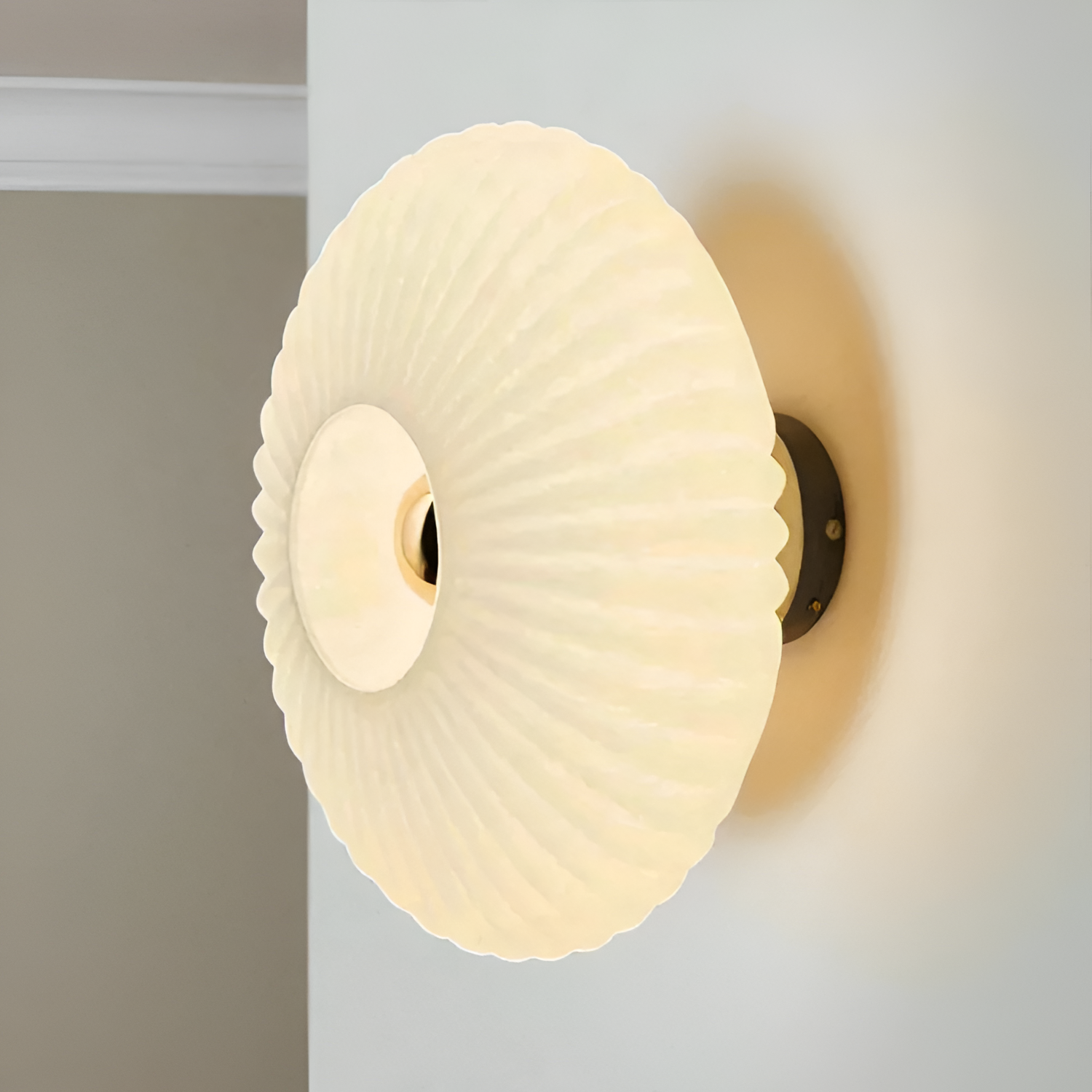 Retro-lampe i ribbet glas med bølgemønster – lysdæmpbar