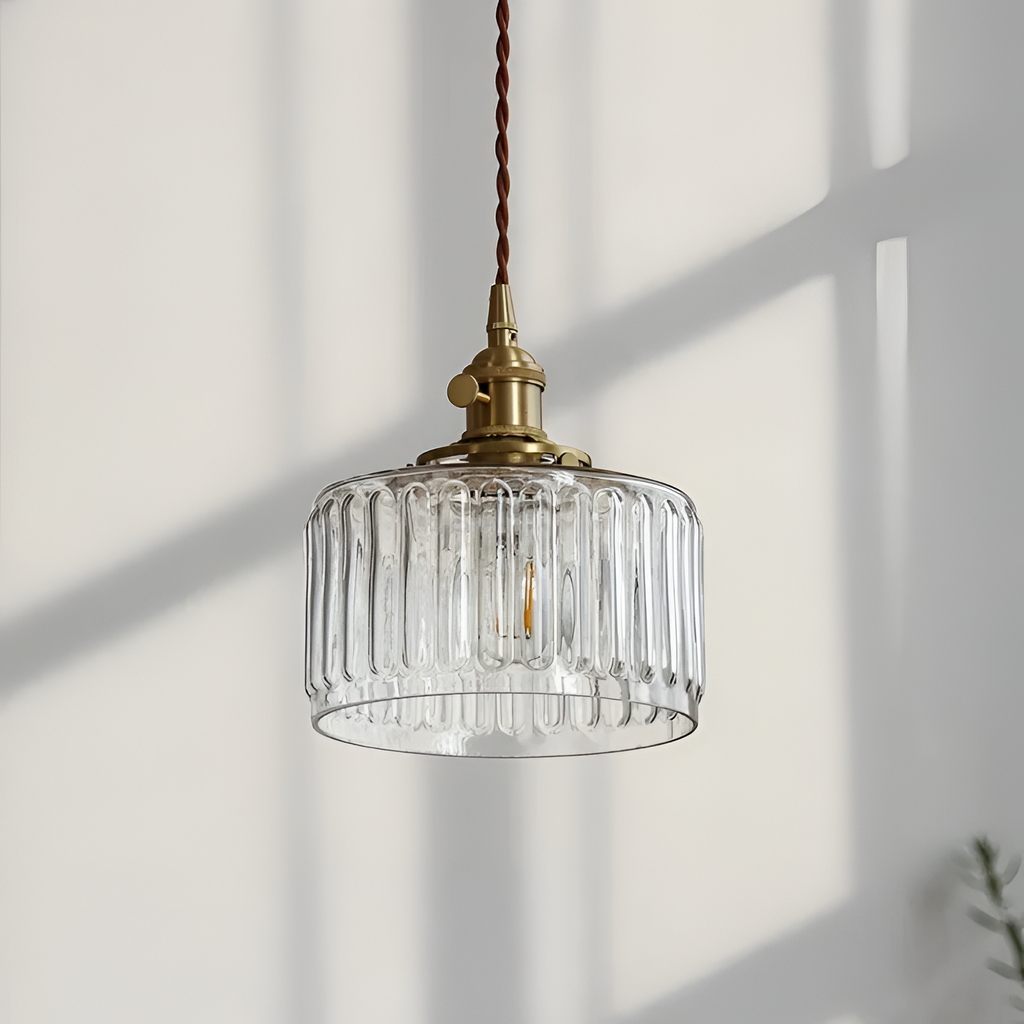 Pendellampe i ribbet glas – Vintage messinglampe