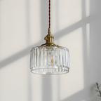 Pendellampe i ribbet glas – Vintage messinglampe