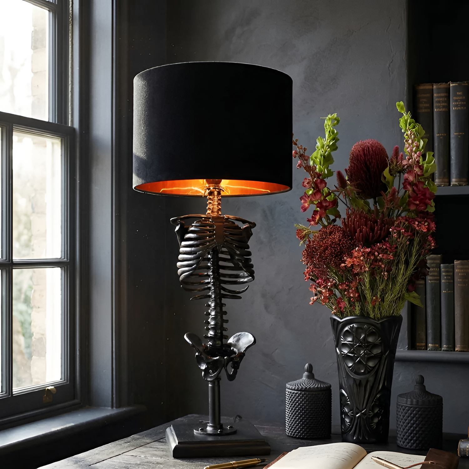 Skelet Brystkasse Bordlampe - Gotisk Boligindretning