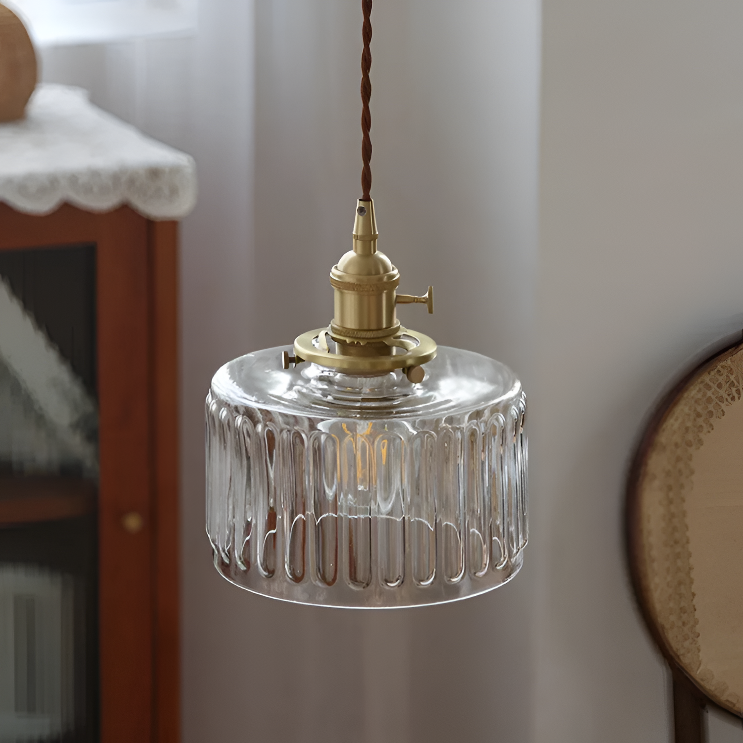 Pendellampe i ribbet glas – Vintage messinglampe