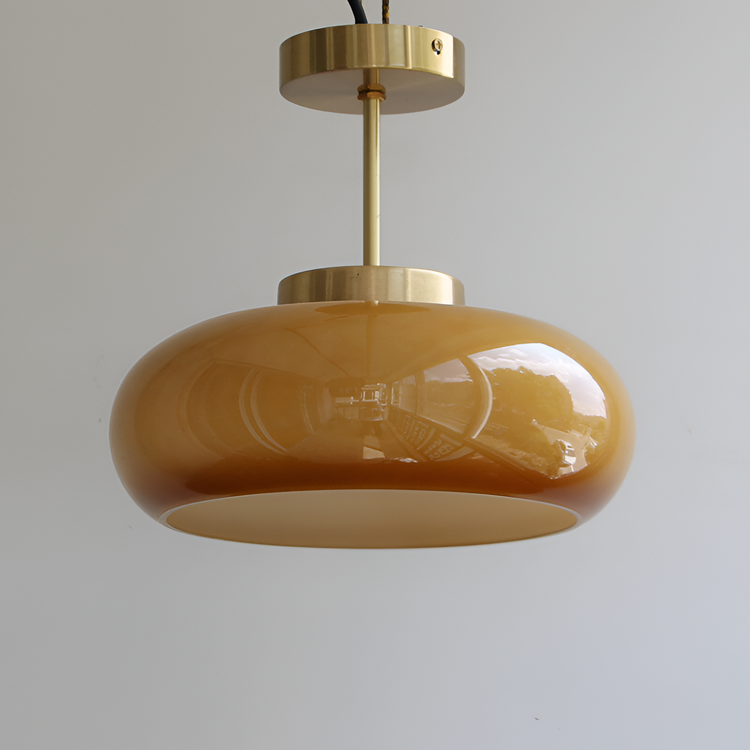 Loftlampe i gul messing med blank overflade – delvist indbygget