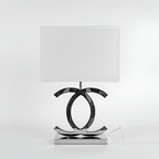 Poleret reflekterende bordlampe – skulpturel