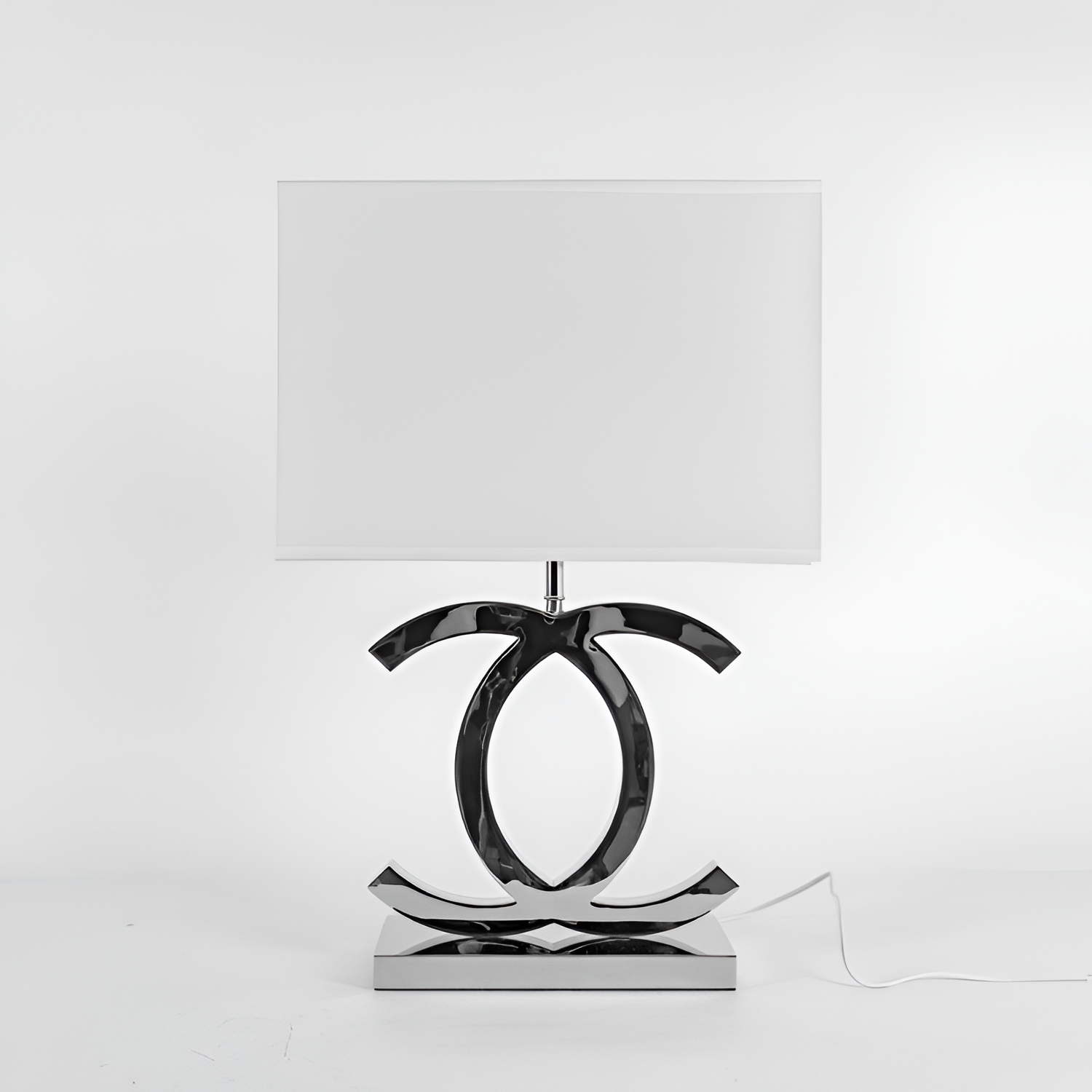 Poleret reflekterende bordlampe – skulpturel