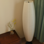 Rillet Høj Papirlampe - Minimalistisk