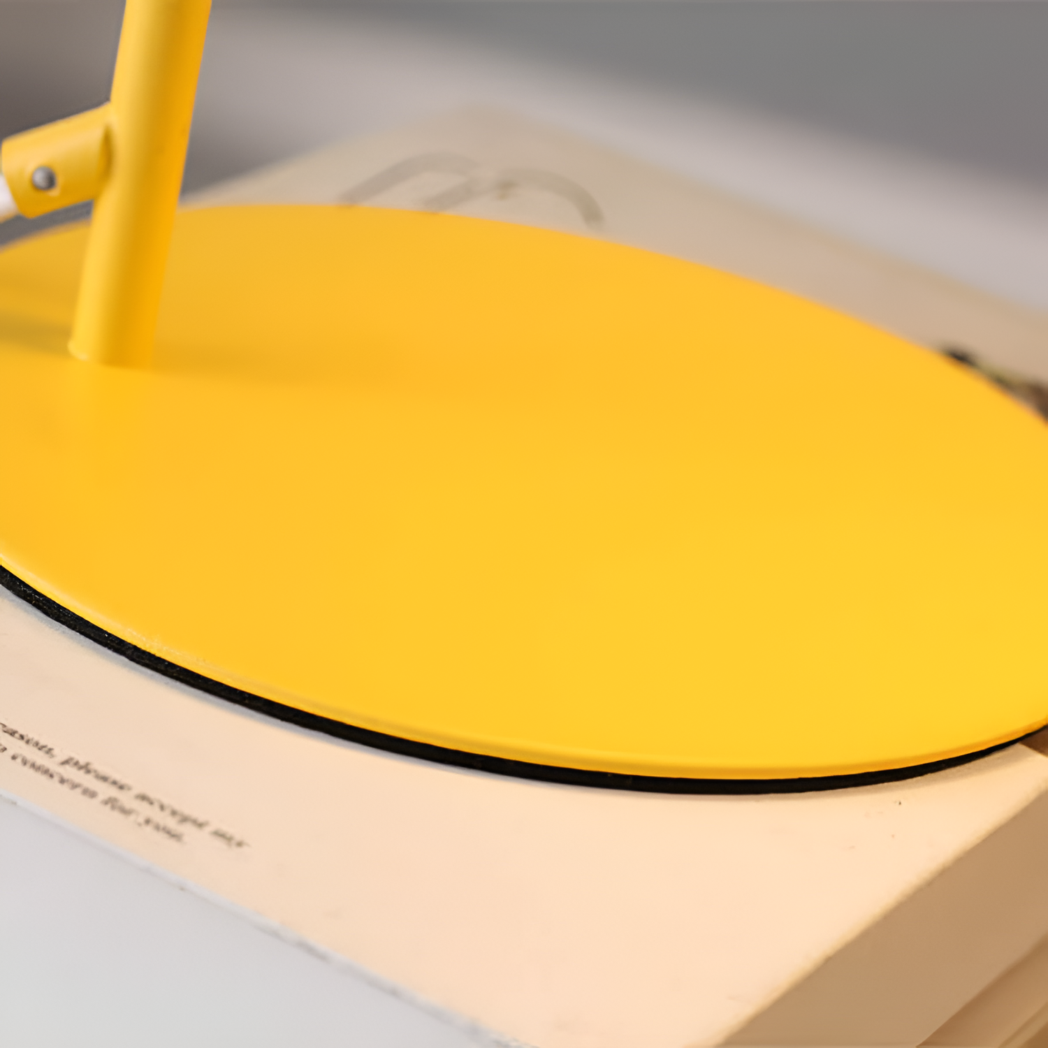 Kreativ bordlampe i form af en spand med makroner – nordisk stil