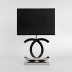 Poleret reflekterende bordlampe – skulpturel