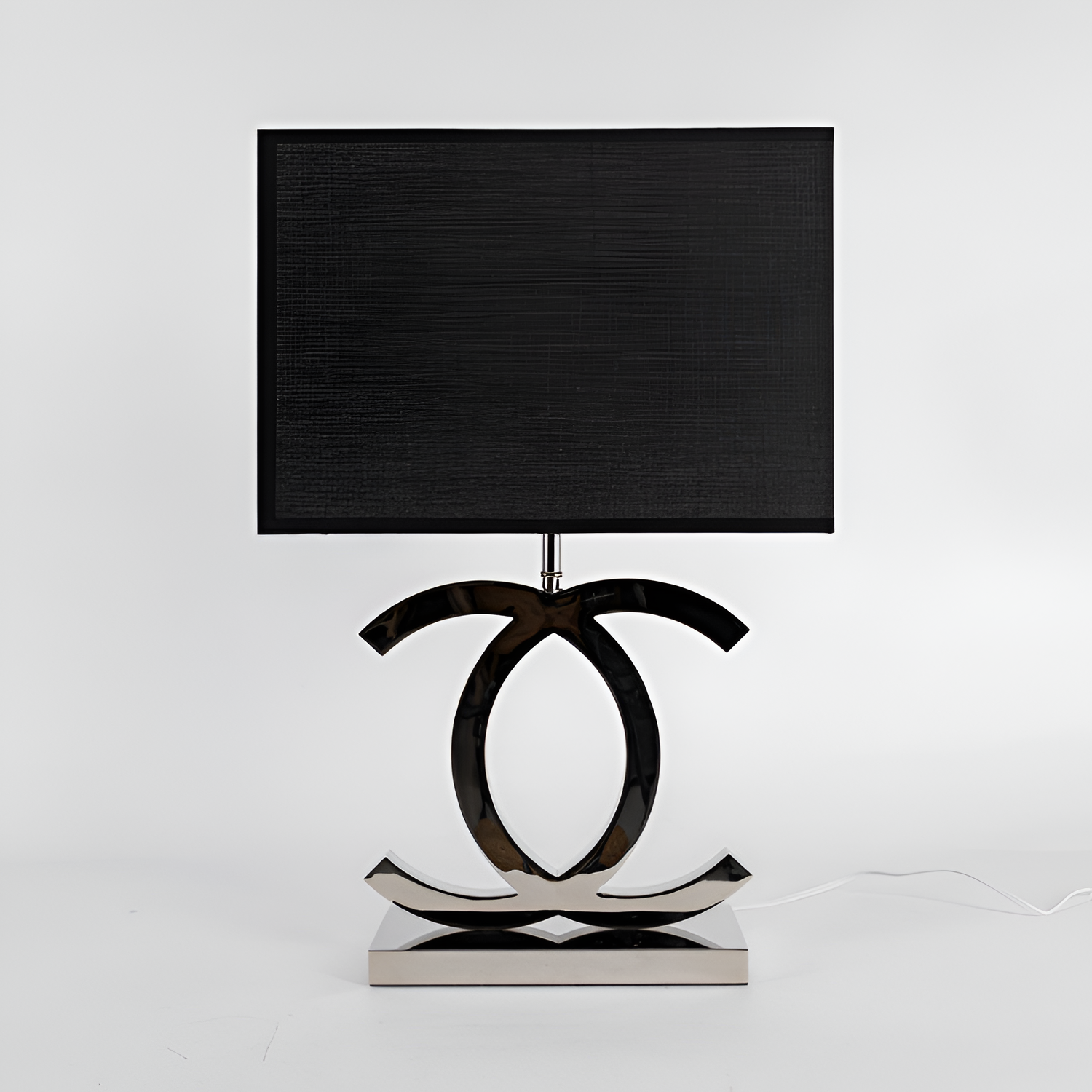 Poleret reflekterende bordlampe – skulpturel