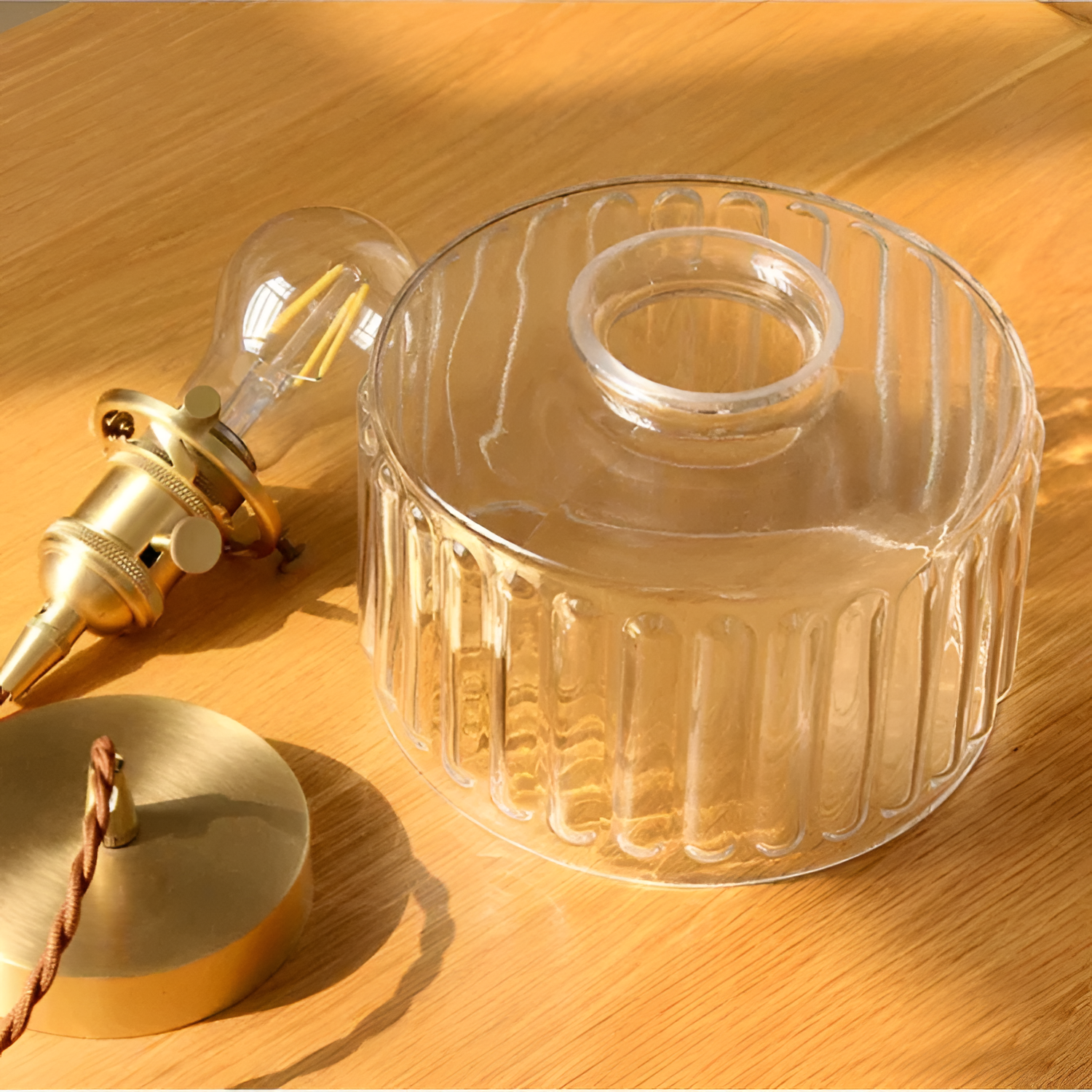 Pendellampe i ribbet glas – Vintage messinglampe